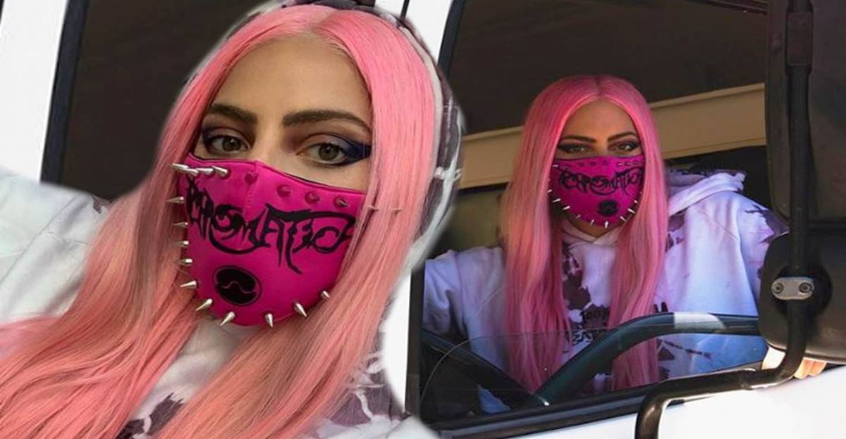 Розовая маска цена. Леди Гага в маске. Леди Гага в розовом. Маска Lady Gaga. Маска с розовым долларами.